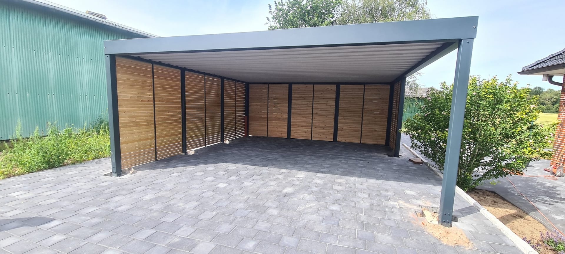 Terrassenüberdachung aus Alu vs. Holz: Welche ist die bessere Wahl?