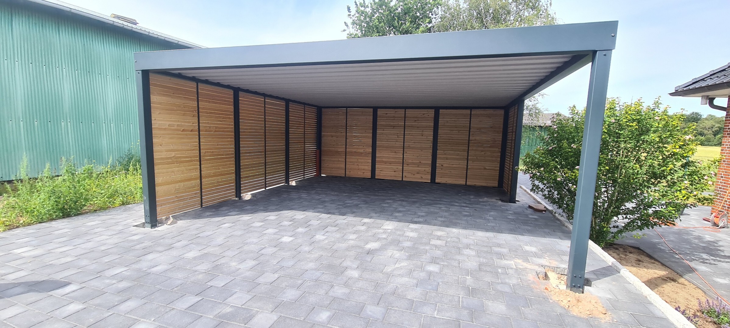 Terrassenüberdachung aus Alu vs. Holz: Welche ist die bessere Wahl?